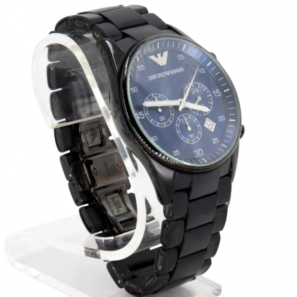 Jam tangan dengan tampilan hitam matte